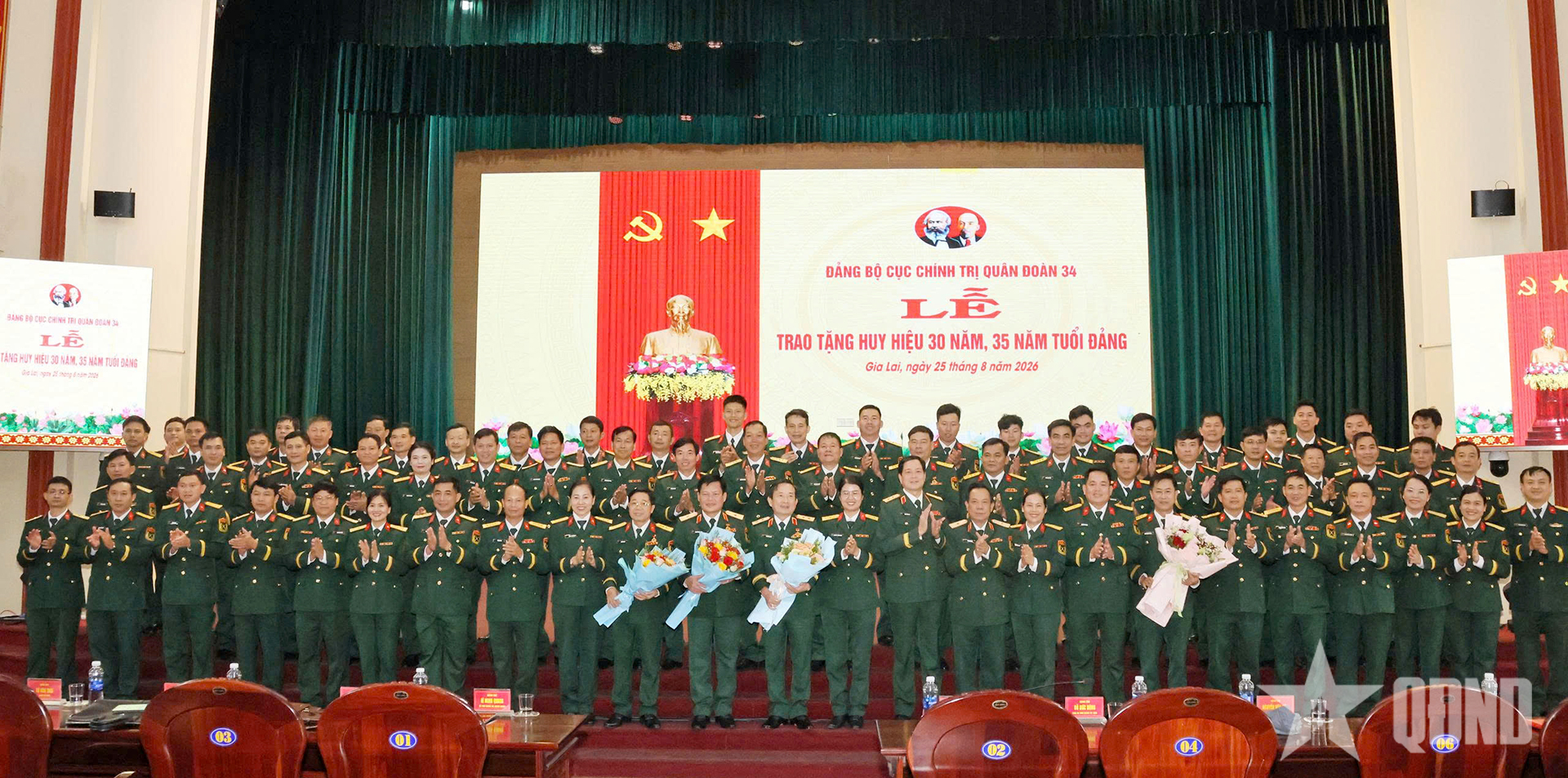 Đảng bộ Cục Chính trị Quân đoàn 34 tổ chức lễ trao tặng Huy hiệu Đảng
